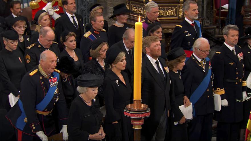 Felipe VI y Juan Carlos I, juntos en público por primera vez en más de dos años en el funeral de Isabel II