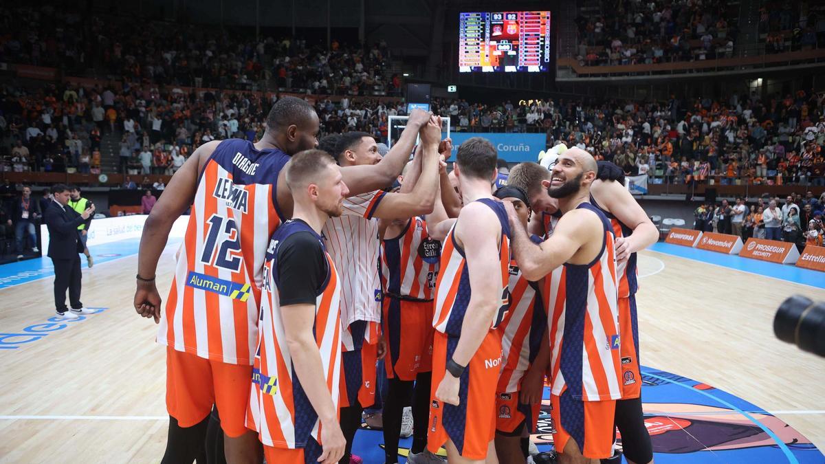 Los jugadores del Leyma festejan el triunfo en el parqué del Coliseum.