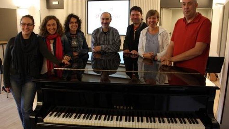 Els responsables del projecte de música a les escoles del Berguedà i representants dels centres que participen a la iniciativa al costat d&#039;un piano de cua