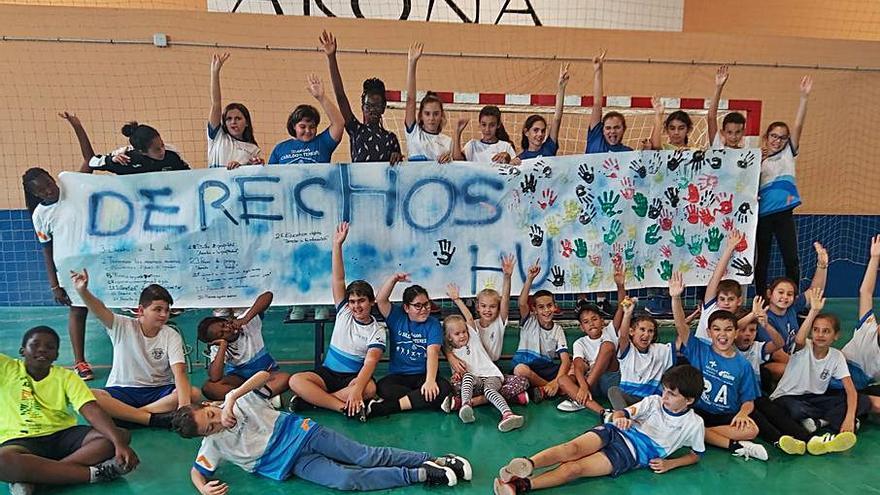 Niños de anteriores proyectos posan con una pancarta realizada por ellos. | | E.D.