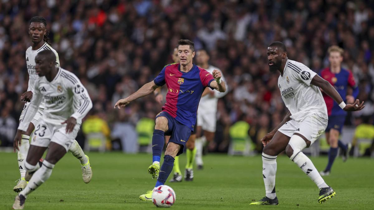 Ferland Mendy, Robert Lewandowski y Antonio Rüdiger, en un clásico Real Madrid - FC Barcelona