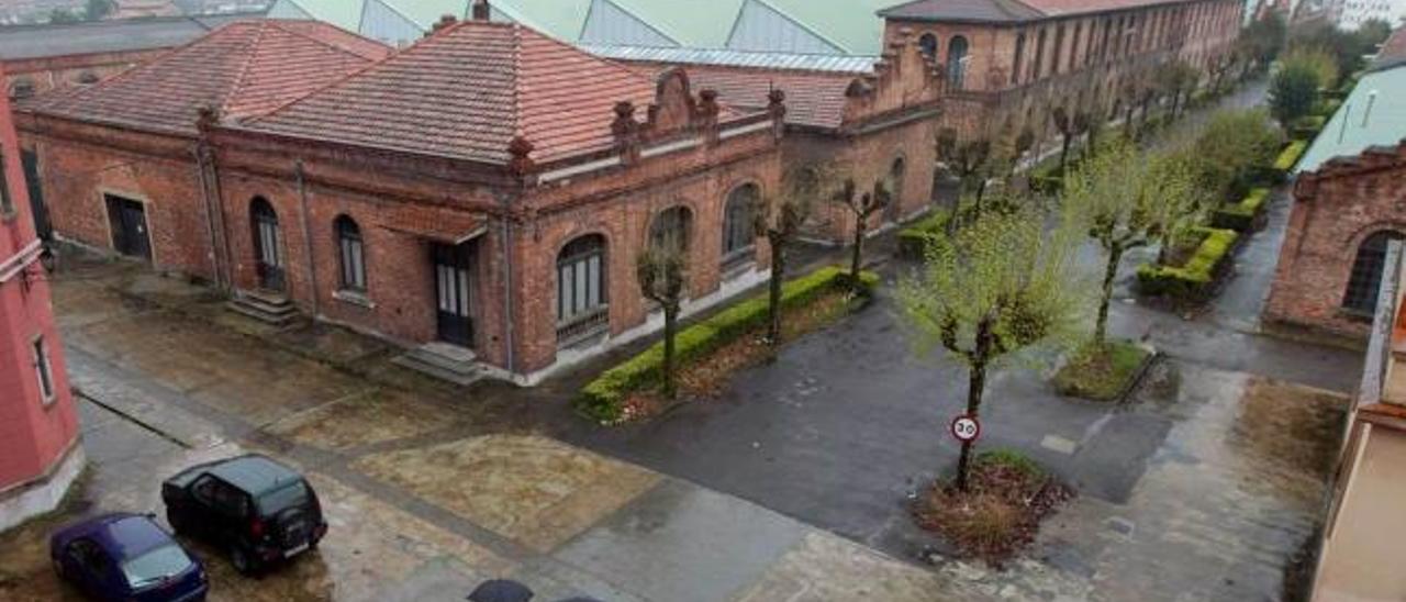 Algunos de los edificios y naves de La Vega vistos desde el interior de la fábrica.