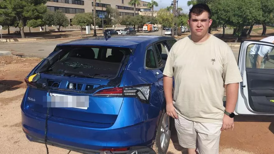 VÍDEO | Alquila un coche para ir a la UIB y acaba destrozado por el temporal: «Lo tenía a todo riesgo, pero los del rent a car me dicen que no me lo van a cubrir»