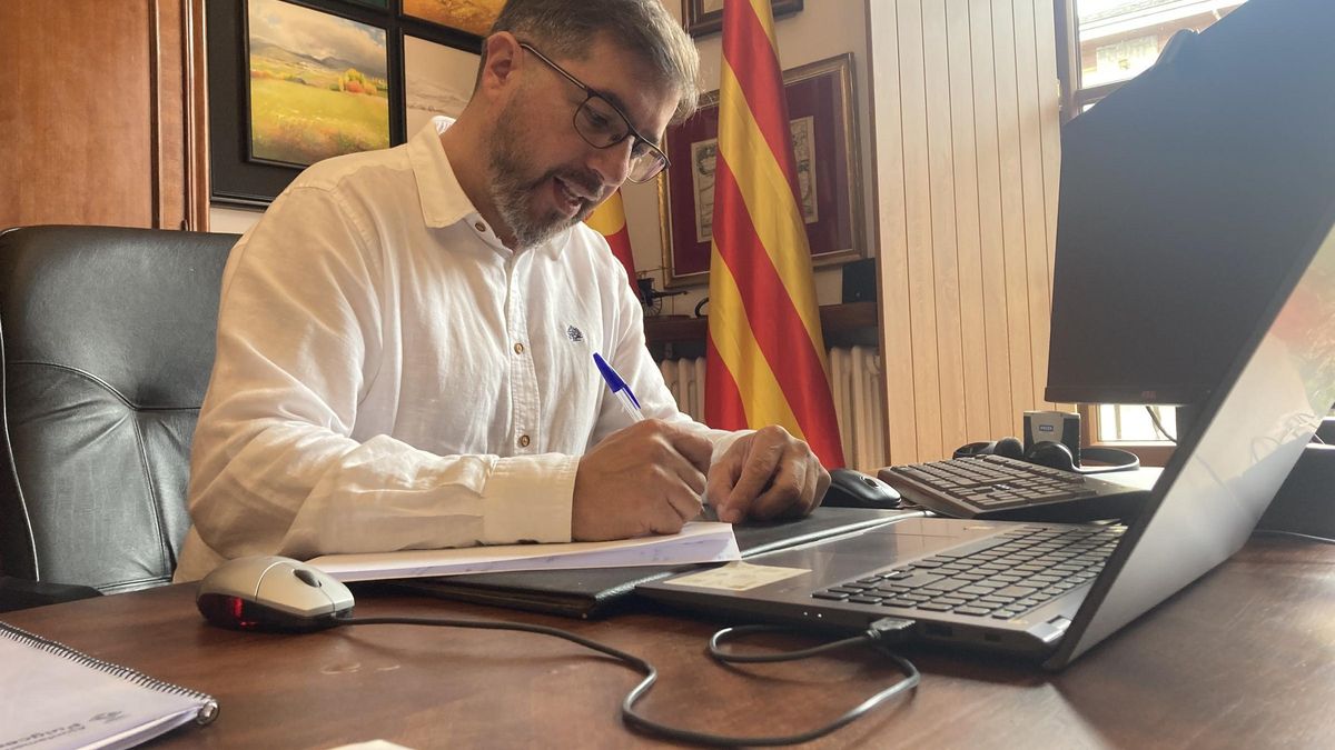 Joan Manel Serra, al seu despatx de l'Ajuntament de Puigcerdà