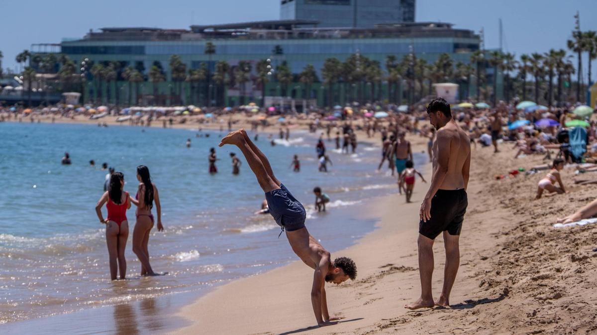 Bañistas en una playa de Barcelona.