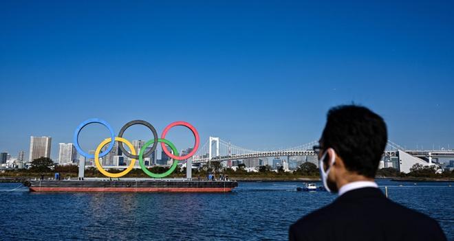 Los anillos olímpicos están instalados en el paseo marítimo de Tokio.