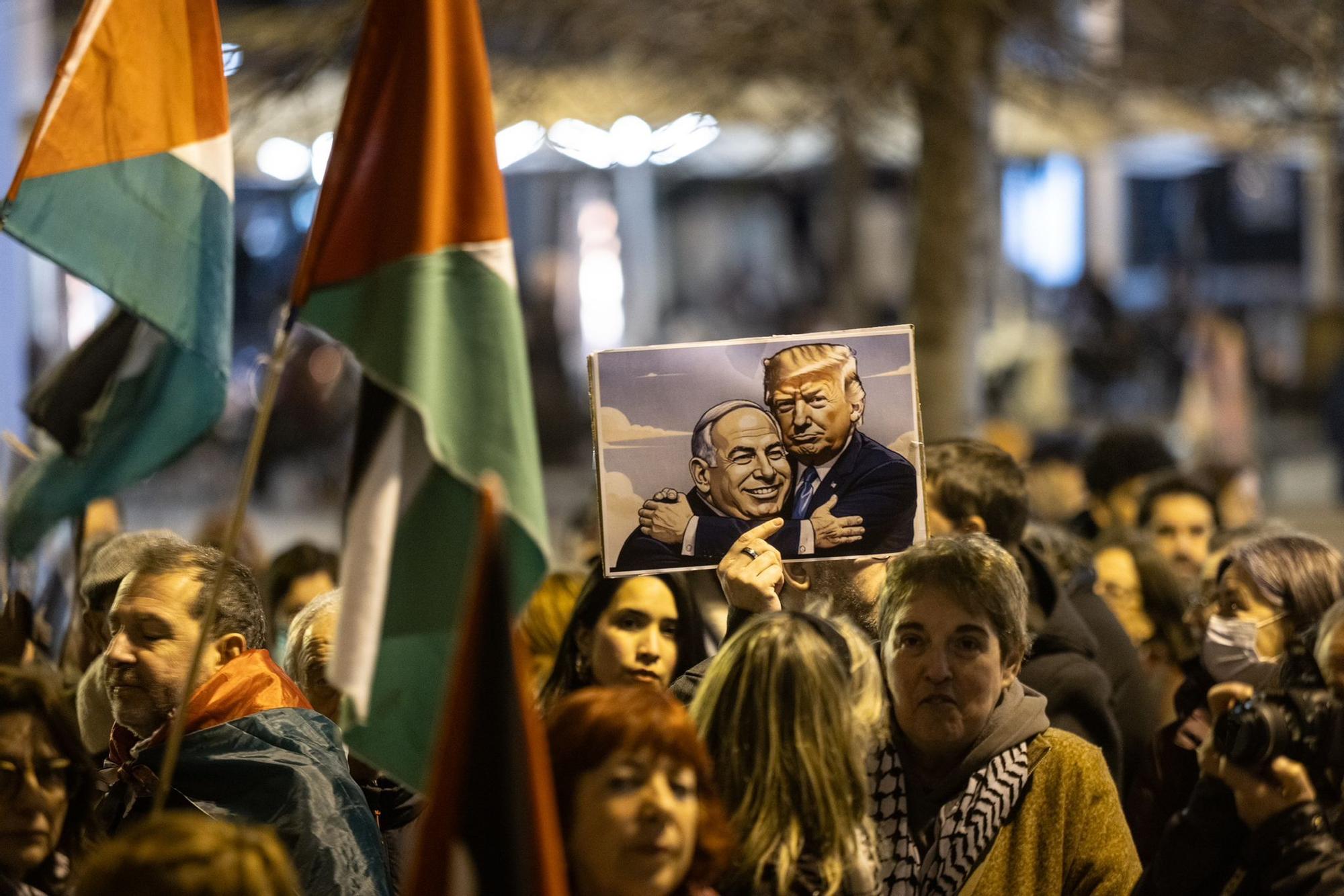 En imágenes | Protesta en Zaragoza por las polémicas declaraciones de Trump sobre Gaza