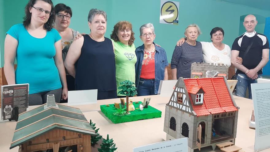 Un Playmobil para Margarita Salas y Corín Tellado: &quot;Les Ayalgues&quot; de Carbayín homenajean a asturianas destacadas con réplicas de juguete