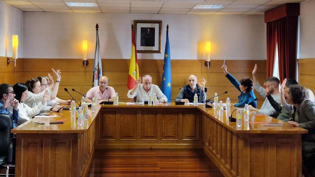 Votación en el pleno celebrado este mes en Arzúa para exigir arreglos por los daños de las obras de la A-54