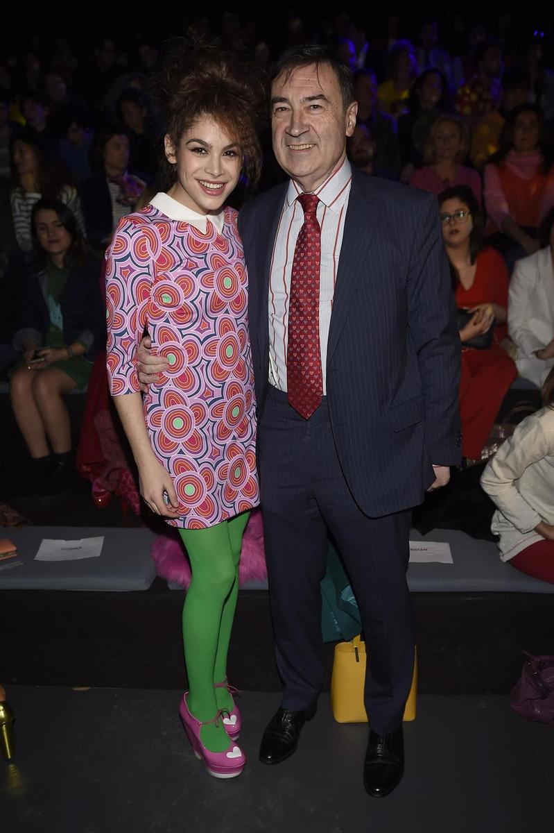 Cósima y Pedro J. Ramírez en el desfile de Ágatha Ruiz de la Prada otoño-invierno 2016/17