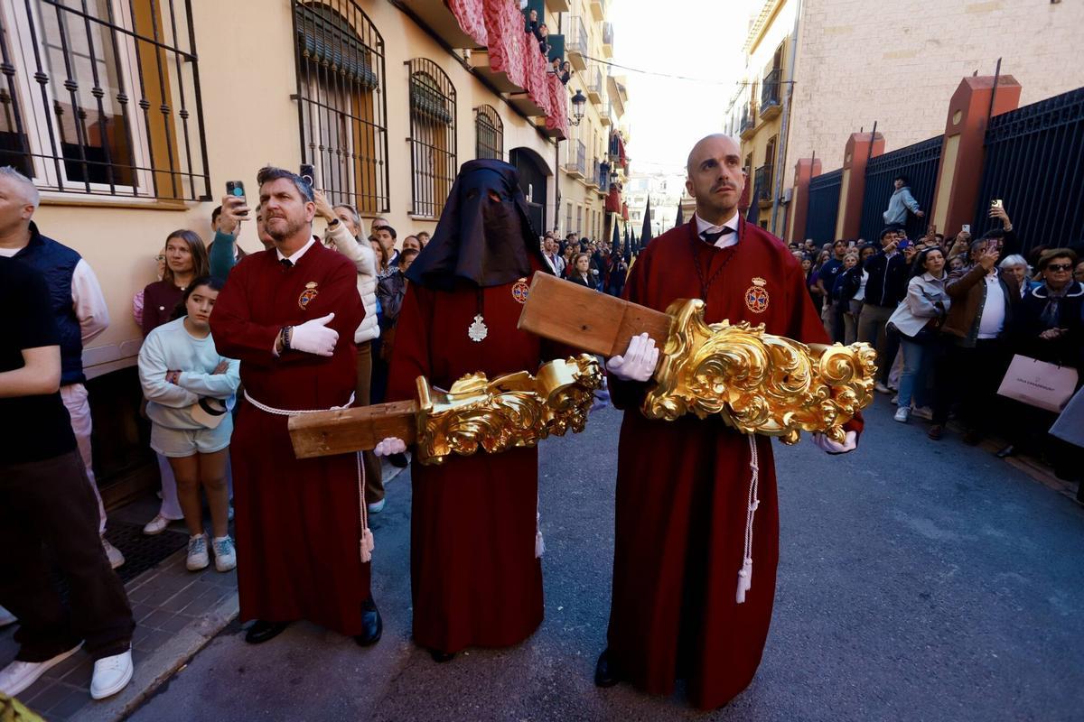 Con las cabezas de varal del trono del Rescate preparadas para colocarlas tras la maniobra de salida.