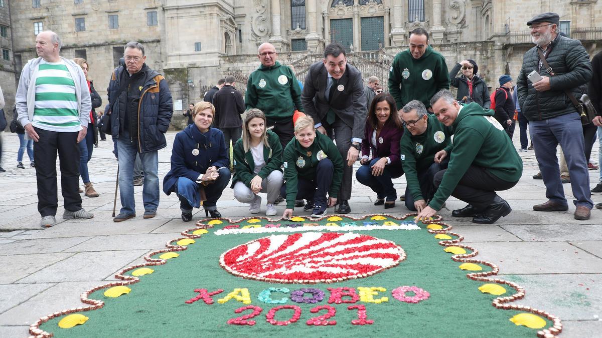 Alfombristas y representantes de la Xunta con el modelo de tapiz que se elaborará en más de 30 países el domingo.// Xoán Álvarez