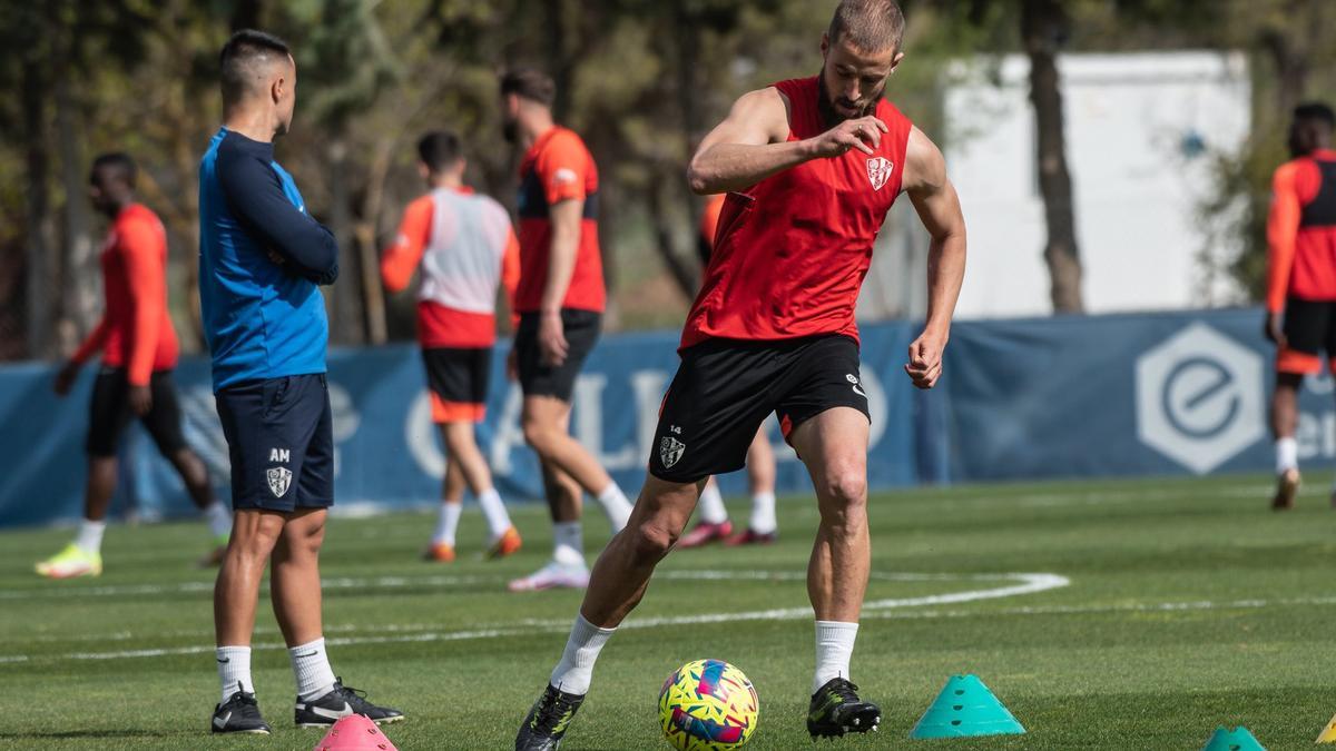 El capitán del Huesca, Jorge Pulido, realiza un ejercicio en una sesión esta semana.