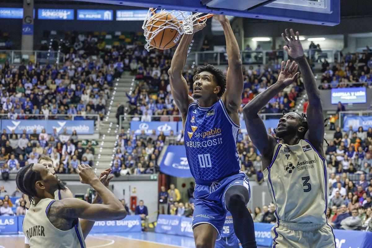 Samuels, del Burgos, anota ante Punter y Cale.