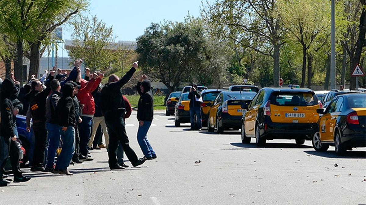 Taxistas de la compañía Elite se manifiestan frente a la sede de Cabify