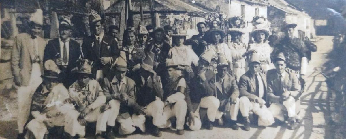 El grupo de la danza en el año 1951 en la parroquia.