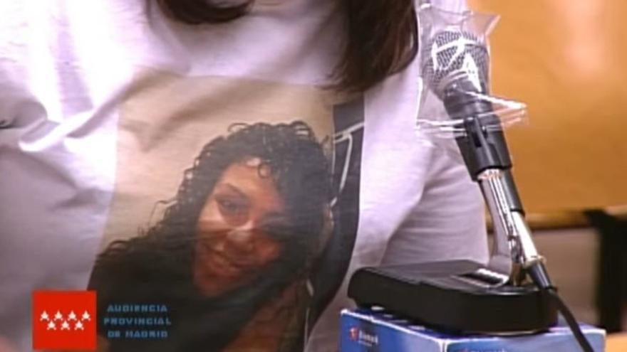 La madre de Heidi Paz declara en el juicio con una camiseta que muestra el rostro de su hija