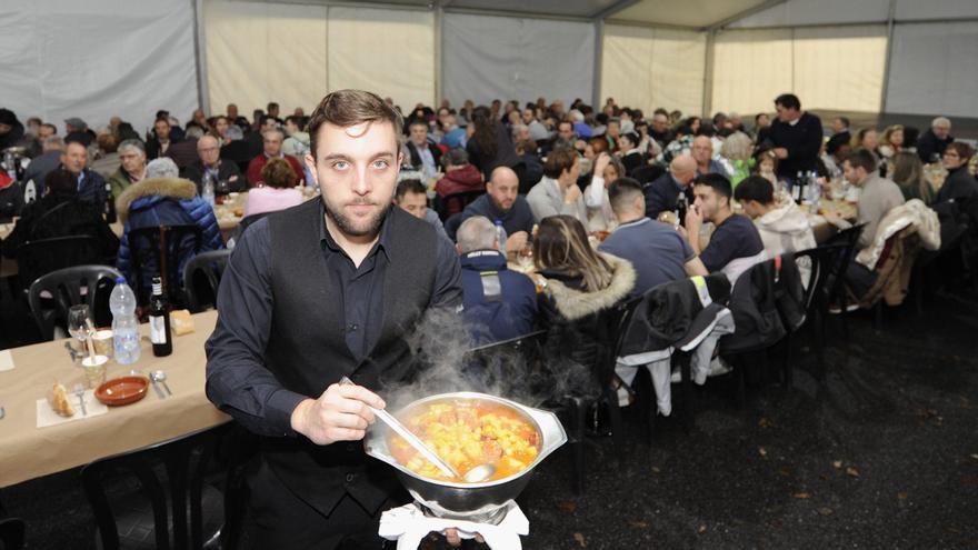 Personal del Grupo Valenciaga sirviendo las raciones. | |