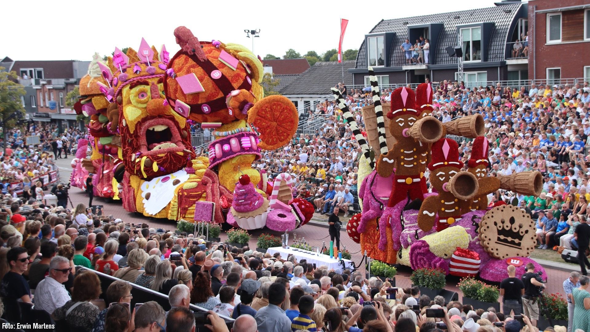 Las espectaculares carrozas de la "Batalla de Flores Holandesa"