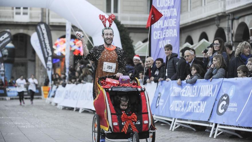 Un participante de la San Silvestre Coruña en la edición de 2015