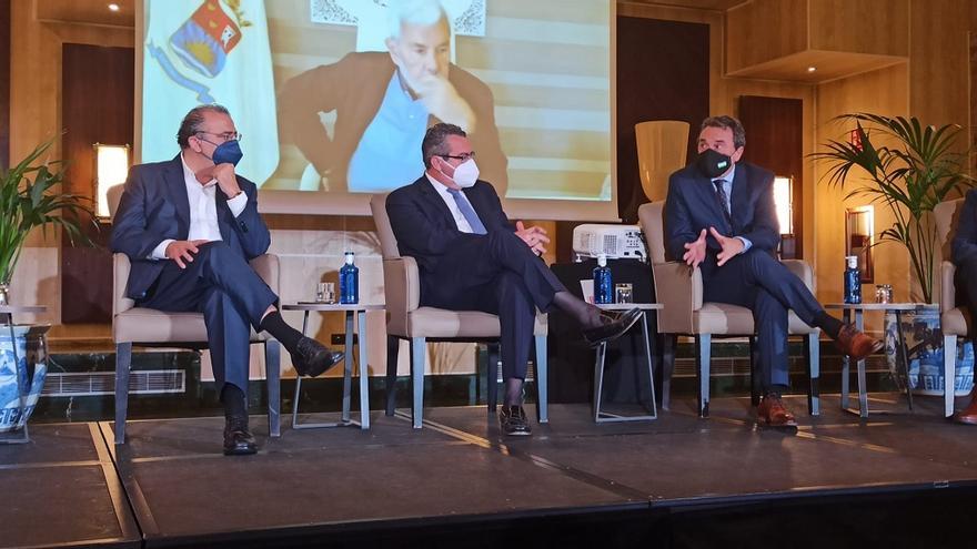 El alcalde de Torremolinos propone un pacto de Estado entre entidades públicas y privadas para la recuperación del turismo