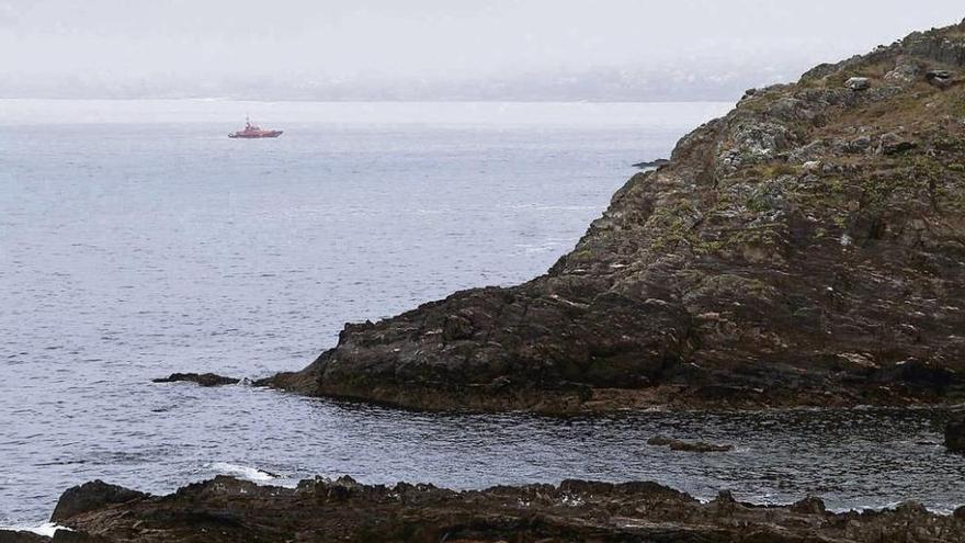 Rescatado un pescador que cayó por un acantilado en Nigrán