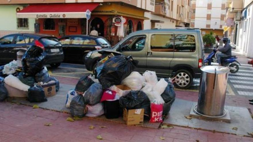 La basura empieza a acumularse en las calles de Rincón.