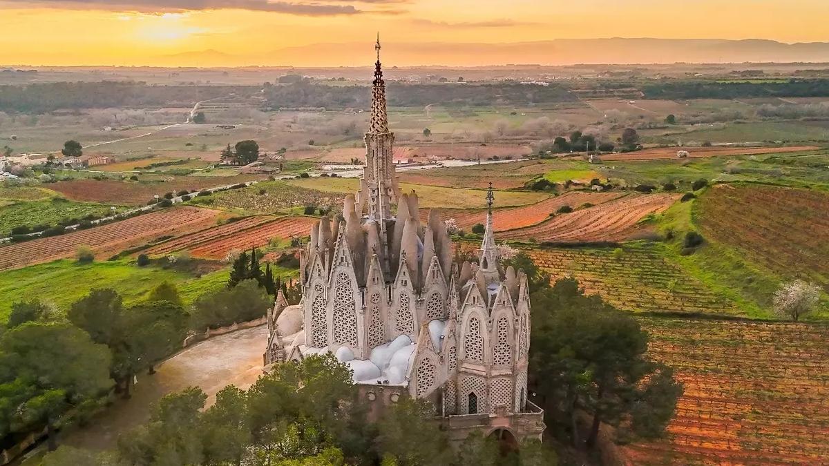 Al mig del no res s'alça aquesta meravella arquitectònica que no deixa indiferent