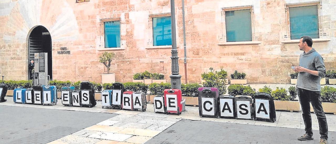 Protesta ayer ante las Cortes por desacuerdo con la ley.