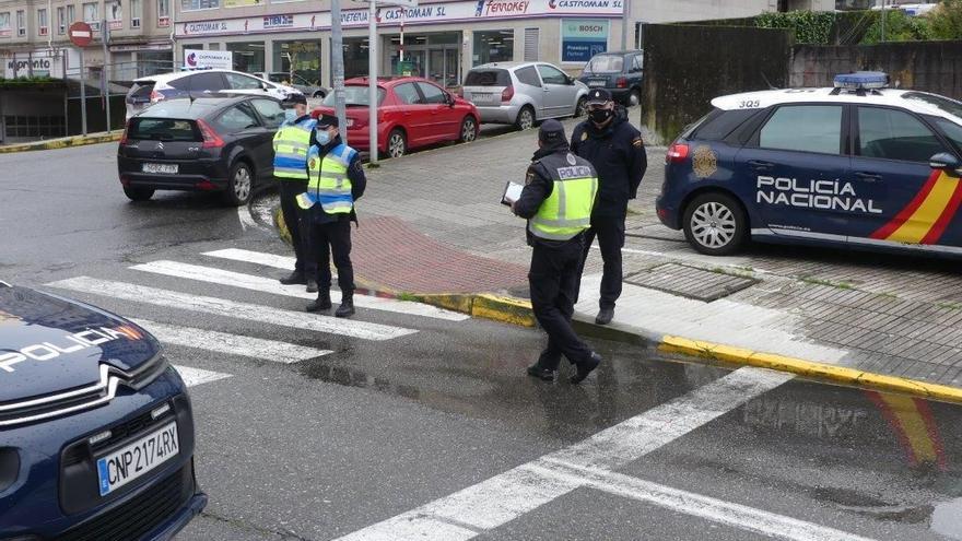 Uno de los controles de la Policía Local de Vilagarcía y Policía Nacional para velar por el cumplimiento de los protocolos COVID.