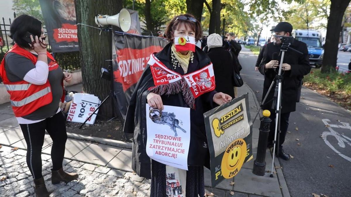Activistas provida en Varsovia apoyan el endurecimiento de la ley del aborto.