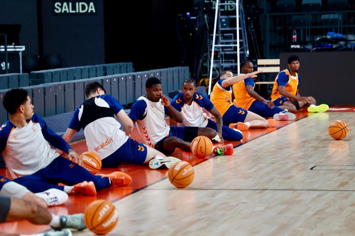 Los jugadores del Valencia Basket hacen estiramientos antes del entrenamiento de este viernes.