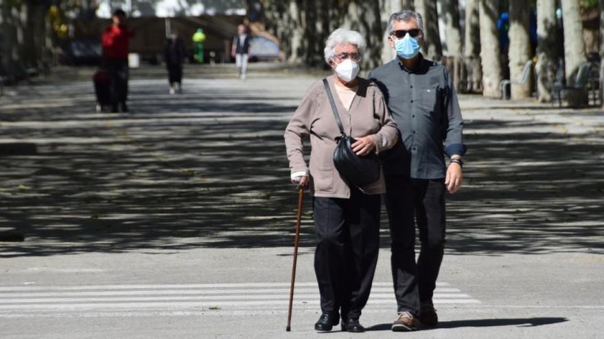 Una parella passejant per Berga