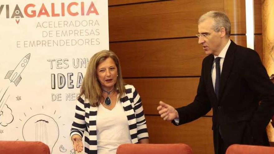 Teresa Pedrosa y Francisco Conde , ayer, durante la presenciación de ViaGalicia. // A. Irago