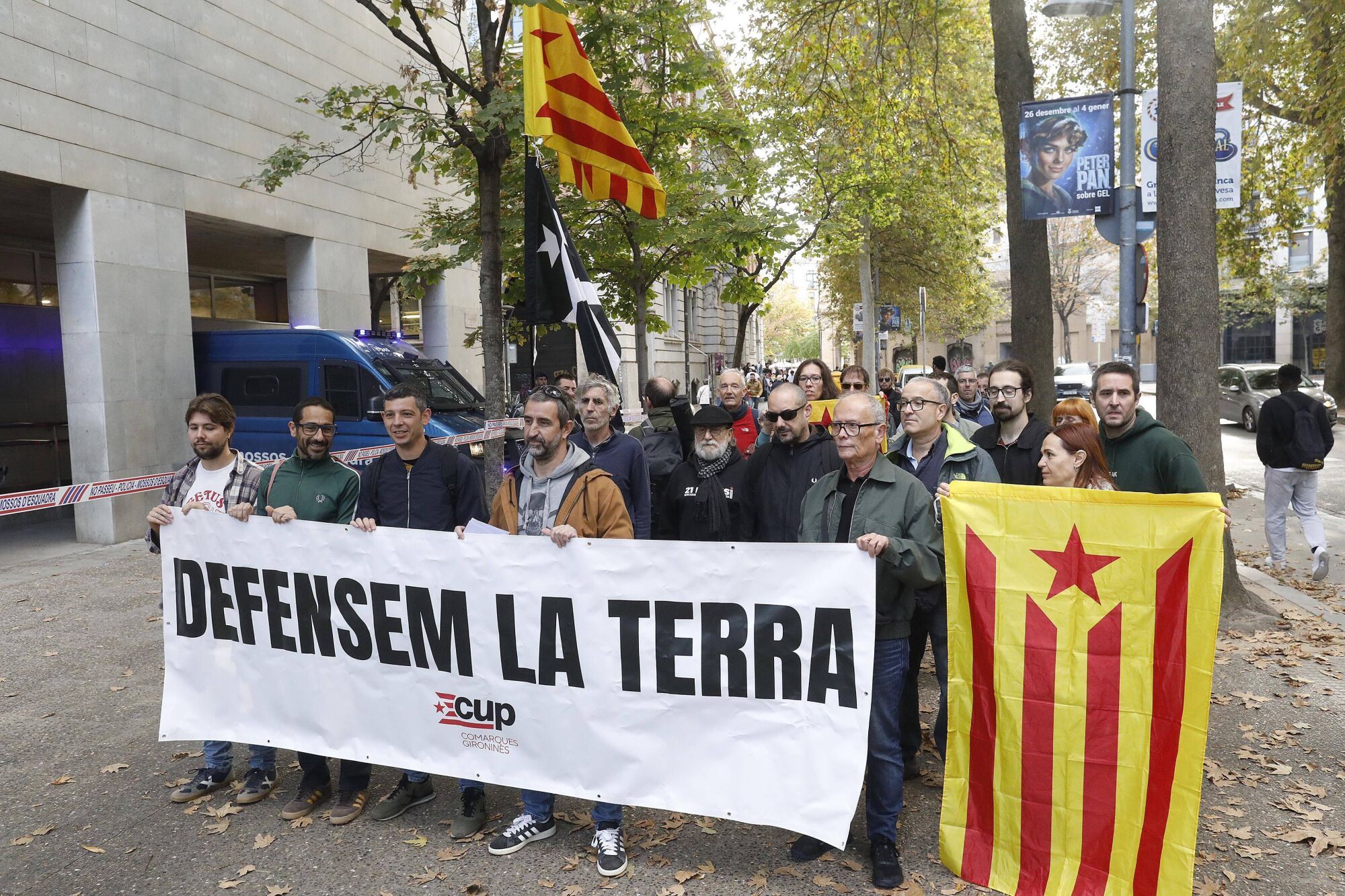 Girona. Jutjats. Concentracio de suport pel judici a dos investigats per cremar una bandera espanyola durant un concert d'Inadaptats de Fires de 2024.