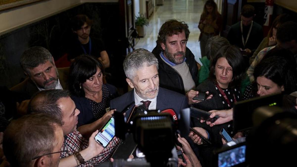 Fernando Grande-Marlaska, abordado por los periodistas al llegar al comisión de secretos del Congreso el pasado 8 de noviembre. A. Pérez Meca  Europa Press