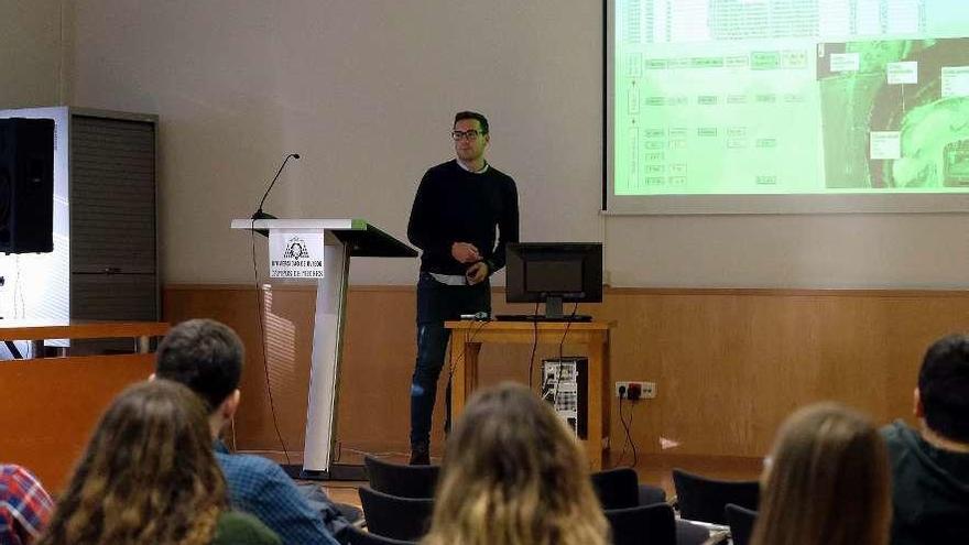 Luis Díaz, en una de las conferencias de ayer en el campus de Mieres.