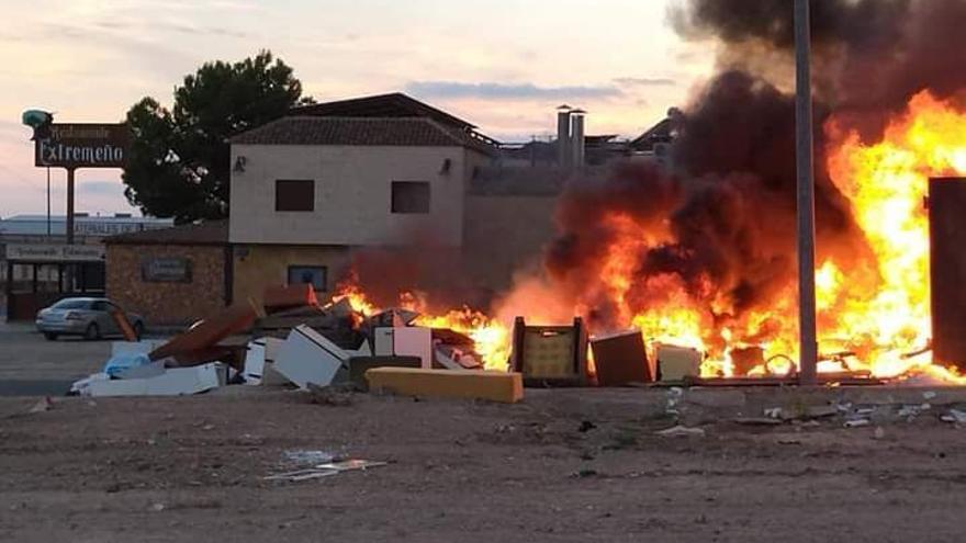 Contenedor para muebles al que pegaron fuego ayer en Sangonera