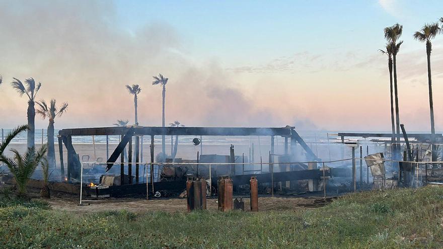 Así quedó el chiringuito incendiado en Punta Umbría