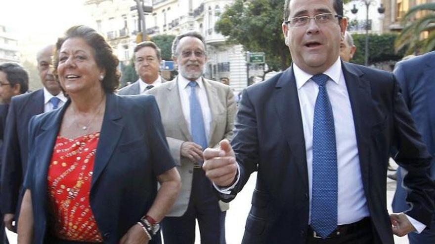 El diputado autonómico del PP y concejal de Urbanismo del Ayuntamiento de Valencia, Jorge Bellver, acompañado de la alcaldesa de Valencia, Rita Barberá, a su llegada hoy a la sede del Tribunal Superior de Justicia.
