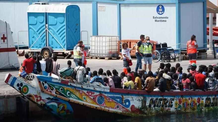 Imagen de archivo de una embarcación con 157 personas inmigrantes a bordo que llegó a Tenerife.