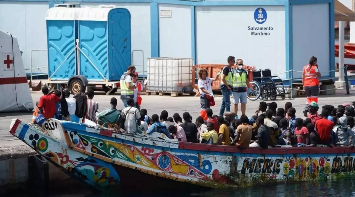 Imagen de archivo de una embarcación con 157 personas inmigrantes a bordo que llegó a Tenerife en cayuco.
