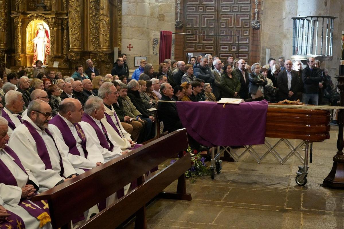 GALERÍA | La iglesia de San Ildefonso, abarrotada para despedir a José Ángel Rivera de las Heras