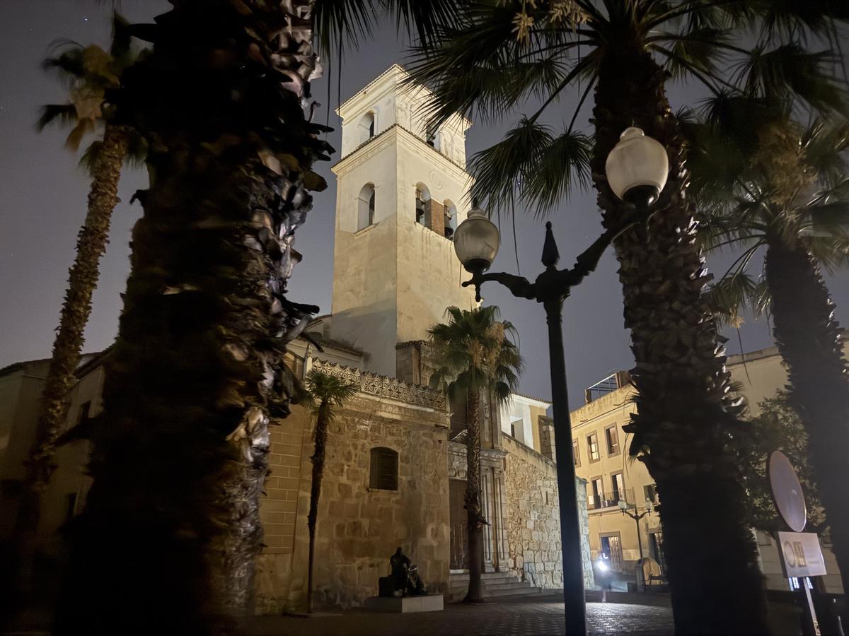 El entorno de la Concatedral de Santa María, con zonas en penumbra durante la noche del domingo por la falta de iluminación en varias calles próximas.