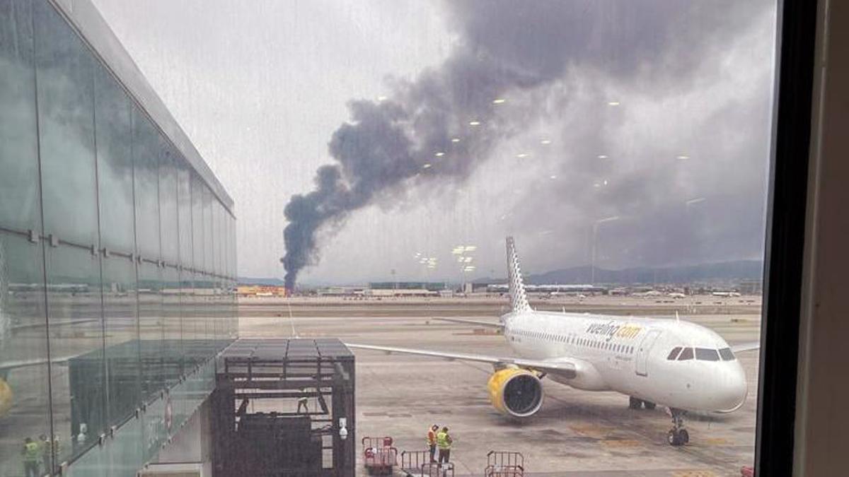 El incendio de Sant Boi, visto desde el aeropuerto de El Prat.