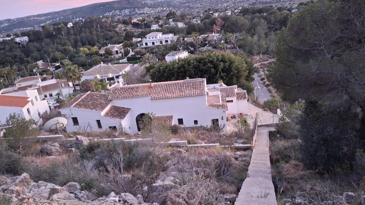 Escaleras imposibles: a la izquierda, uno de esos accesos de peldaños empinadísimos