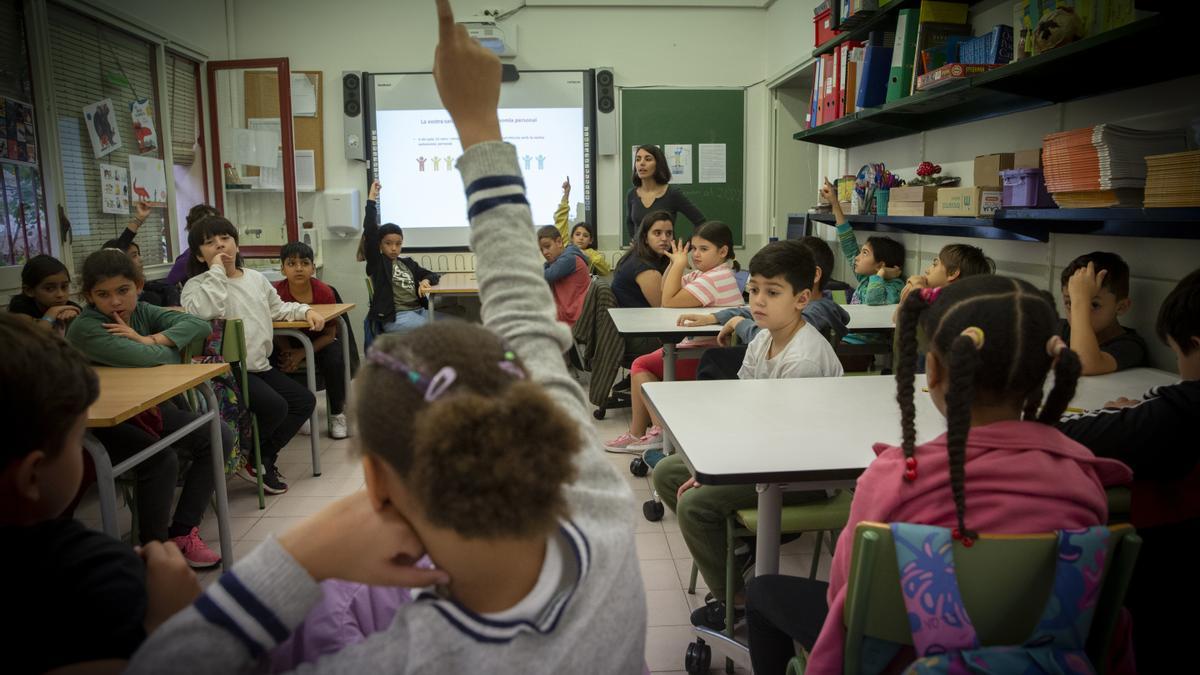 BARCELONA 03/11/2022 Sociedad. Vamos a una aula de niños y niñas de 9 y 10 años para saber como están en un taller que hace el Ayuntamiento en la Escuela Heura. Aula escuela. Encuesta de bienestar subjetivo Foto ELISENDA PONS