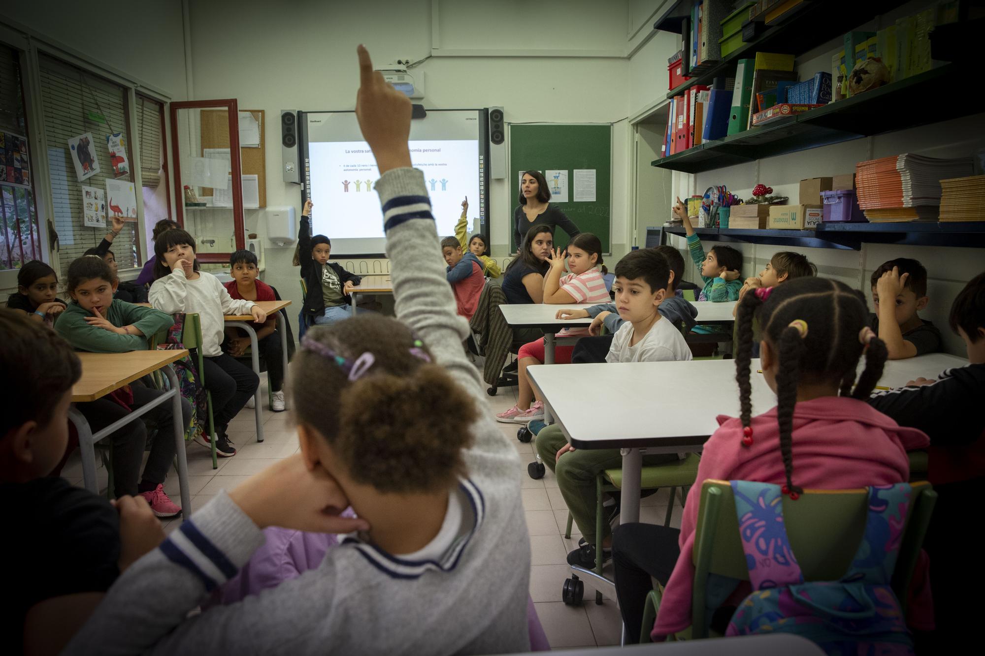 BARCELONA 03/11/2022 Sociedad. Vamos a una aula de niños y niñas de 9 y 10 años para saber como están en un taller que hace el Ayuntamiento en la Escuela Heura. Aula escuela. Encuesta de bienestar subjetivo Foto ELISENDA PONS