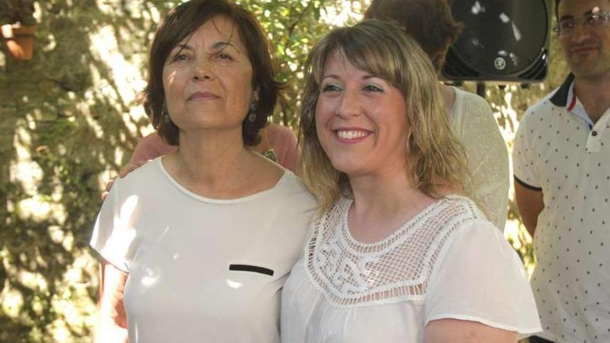 Margarita Barahona y Carmen Santos, ayer, en Santiago.