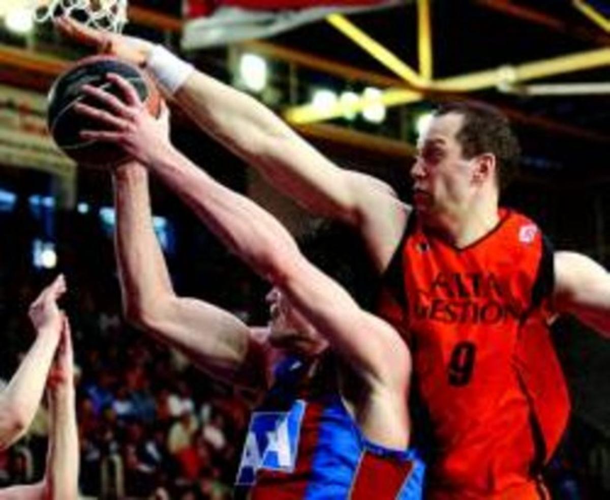 Ilyasova intenta aconseguir una cistella davant l’oposició de Wideman. Ilyasova intenta aconseguir una cistella davant l’oposició de Wideman.